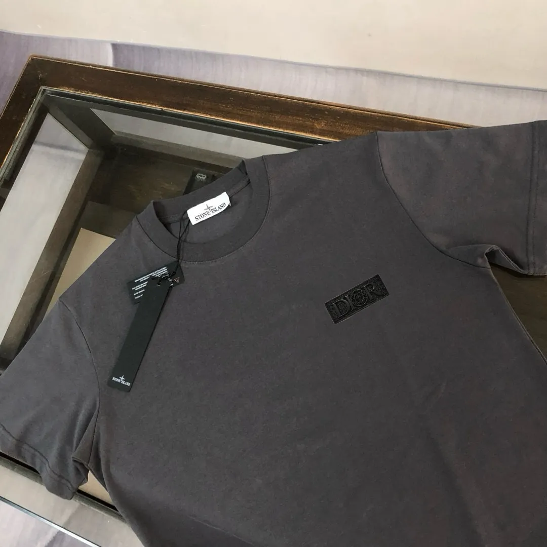 P150 A⭐️Stone Island Latest Couple Style Round Neck Short Sleeve Couple T-shirt ~ Spring and Summer New Product High Quality 🔥🔥Customized Unique Compass Logo Embroidery Logo Embellishment ~ Fashionable and Versatile Trendy Style Customized Imported Fabrics! Comfortable to wear, breathable, fashionable without losing personality, the upper body is casual and casual, handsome and stylish, showing the temperament of a big brand. All three standards are complete! ! Color: Black White Dark Gray Brown Size: SMLXLXXL
